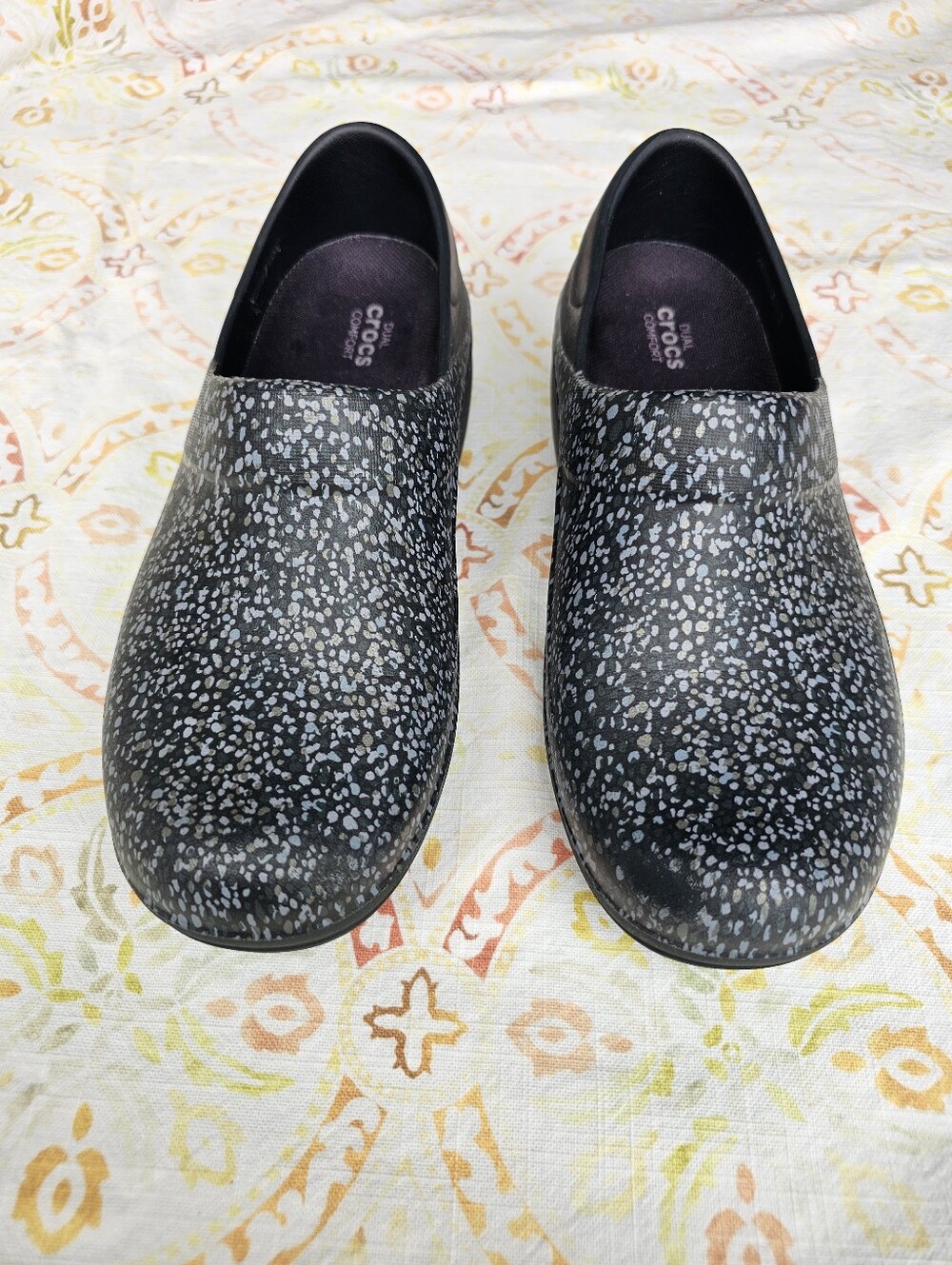 Crocs Dual Comfort Bistro Clogs – Black Speckled Print – Women's Size 8